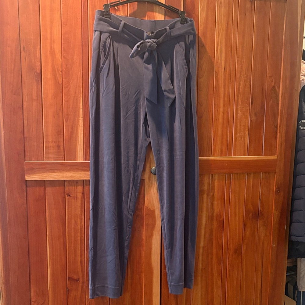White House Black Market - The Tapered Ankle, Belted Navy Pants